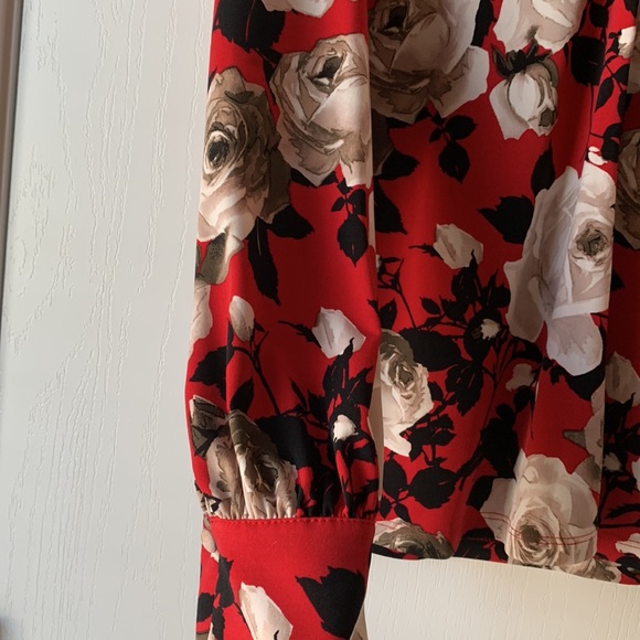 Karl Lagerfeld women’s red black V-neck pleated floral blouse size M - Picture 3 of 9